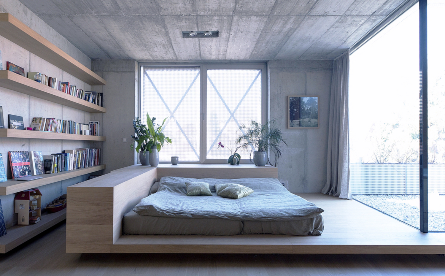 OFIS VILLA CRISS-CROSS ENVELOPE 42. La cama de la suite principal se posa sobre una plataforma de madera que se prolonga por un lado en un cabecero y por otro tiene continuidad hacia la terraza exterior