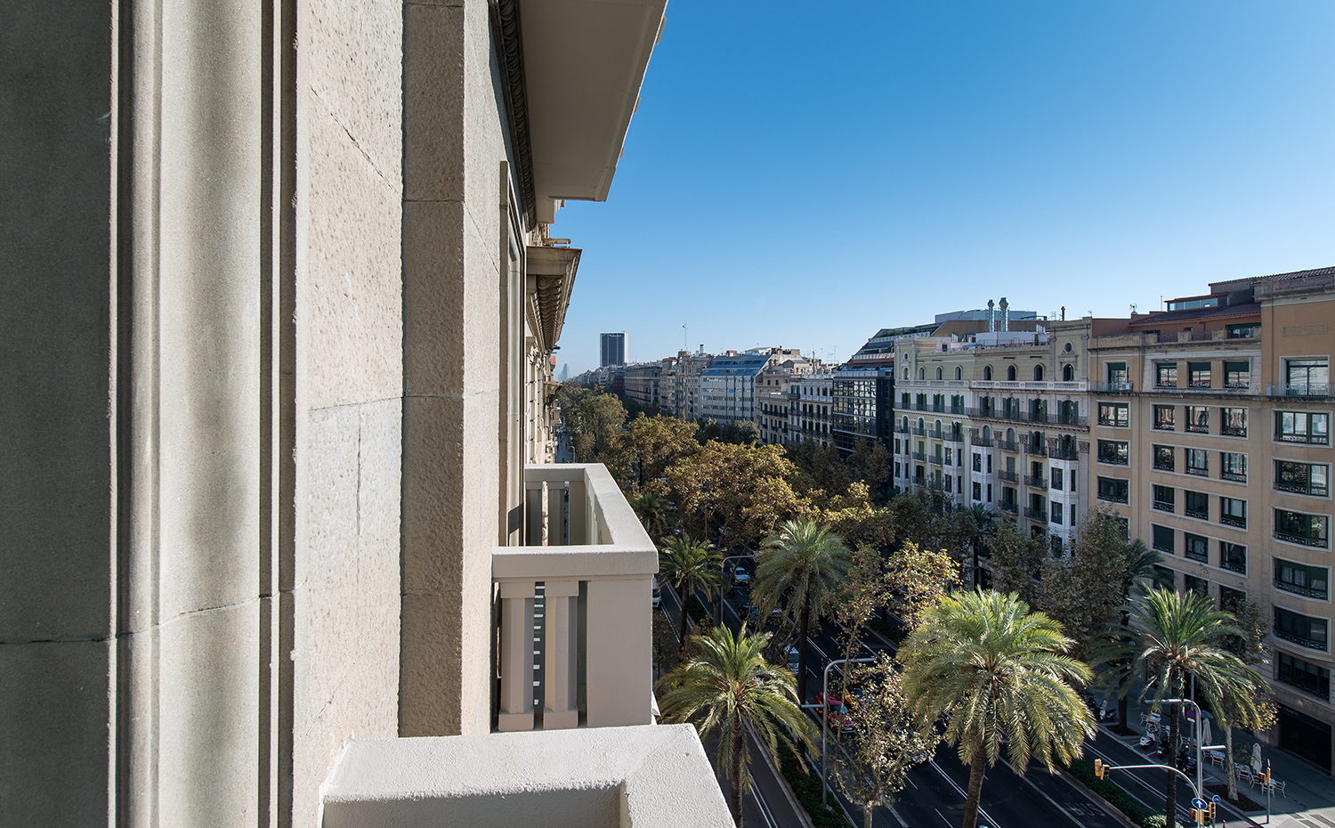 VISTAS AVENIDA DIAGONAL. Las vistas a la Diagonal, una de las principales arterias de la ciudad, constituyen un atractivo añadido