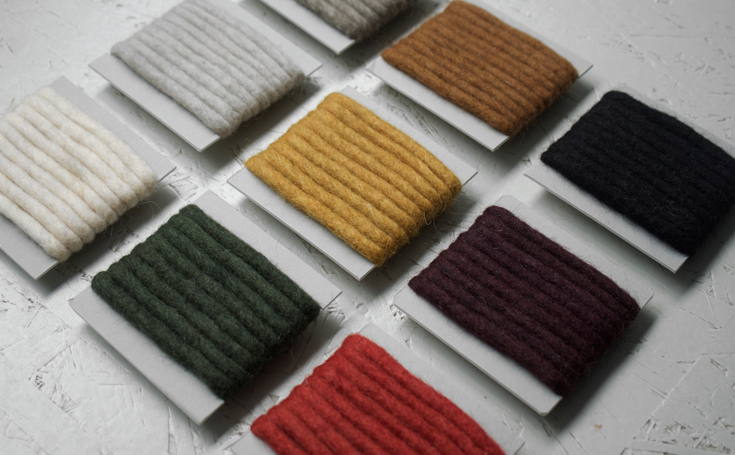 Colours MOSS Photos by Dienke Dekker. La alfombra Moss logra su excepcional volumen gracias a una técnica que consiste en enrollar un hilo de fieltro alrededor de un hilo de trama