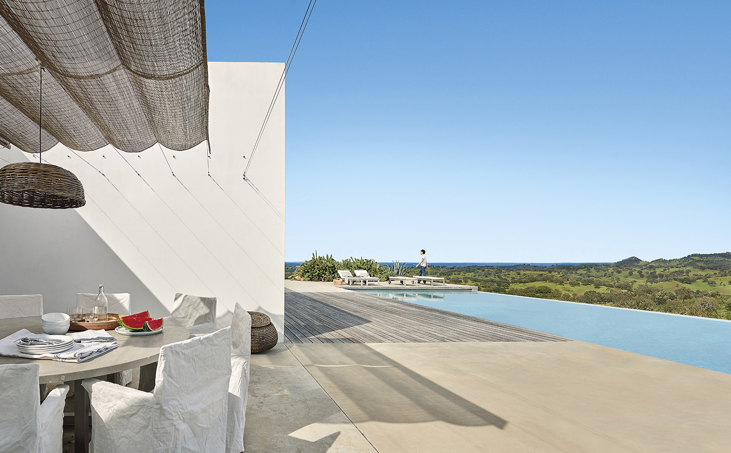 00433141. Volúmenes puros, interiores sobrios, blanco inmaculado. Esta casa de ColectivArquitectura, con interiorismo de José Luís Barbosa, apela a un lenguaje despojado para crear un espacio honesto con la calma del lugar
