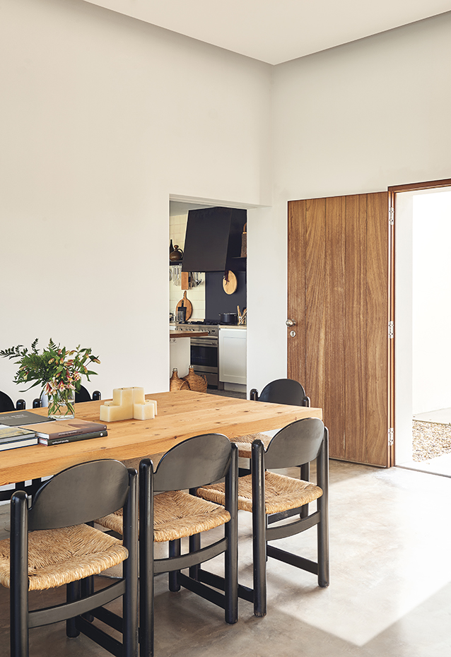00433151. Artesanía y espíritu retro se acomodan en esta arquitectura rigurosa. La mesa que preside el comedor es un diseño de José Luís Barbosa realizada con base de hormigón y sobre de pino. Sillas de los años setenta