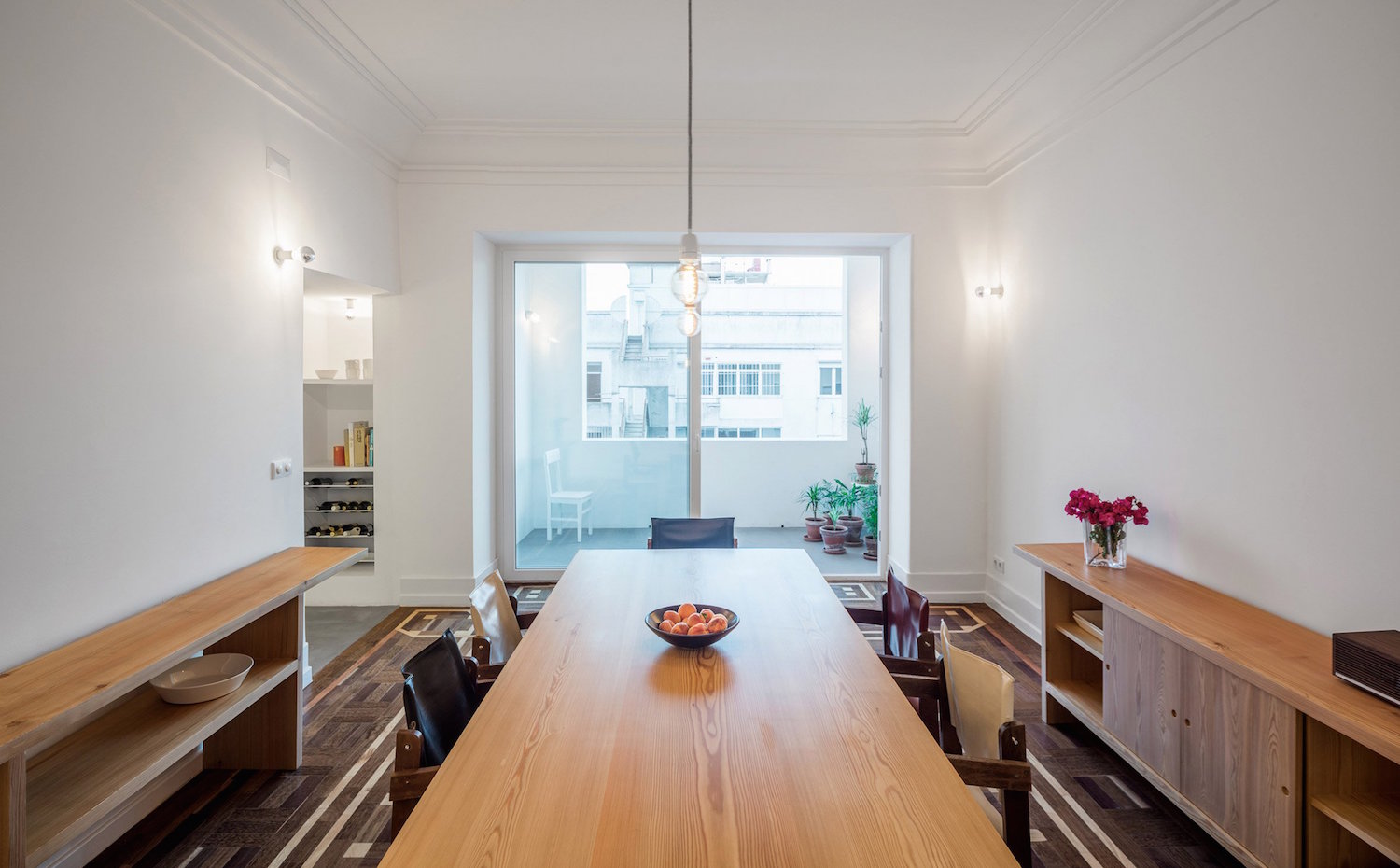 rodrigodafonseca5. La mesa y el aparador del comedor son un diseño a medida de los arquitectos, que abrieron un hueco en la pared del fondo para inventarse una terraza