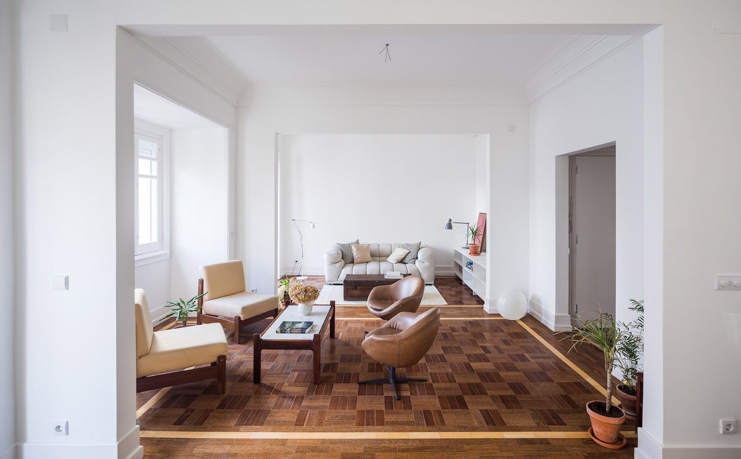 rodrigodafonseca9. El diseño del suelo de parquet, de los años 30, enmarca los espacios de la casa