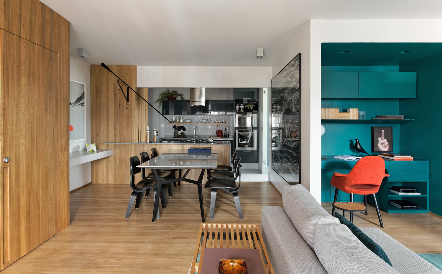  N0A7563 DxO. La distribución de la casa ha cambiado por completo. Las compartimentaciones se han sustituido por un gran espacio diáfano. En el comedor, las sillas Plywood, diseñadas por los Eames, que edita Vitra 