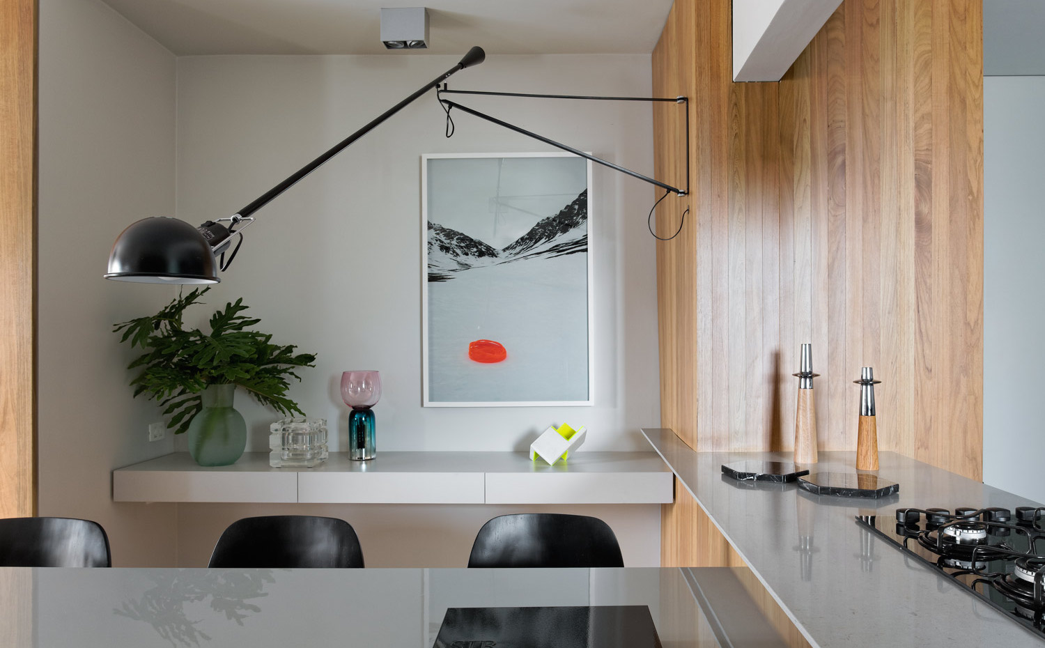  N0A7612 DxO. La balda contribuye a crear un espacio ligero, en consonacia con la decoración, salpicada por objetos de cristal