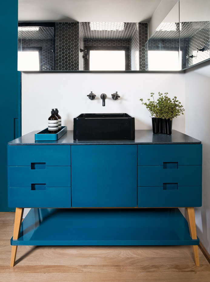  N0A7778 DxO. El arquitecto no ha optado por un baño al uso, incorporando un mueble atrevido y elegante que combina el azul petróleo con el negro