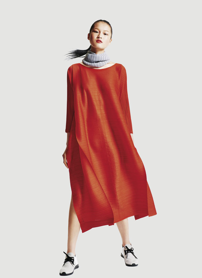 160128 ISSEYMIYAKE AW16 17 112. Rojo óptico, futurista, vivo, distinto. Así es la propuesta de Issey Miyake para la colección de este invierno