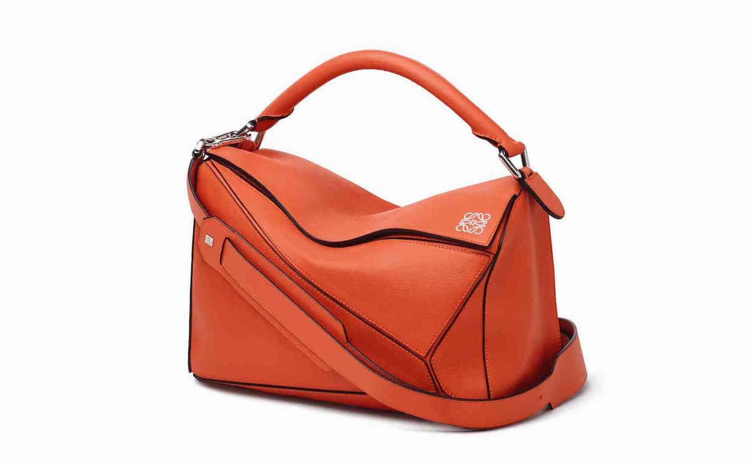 Coral Calf Puzzle bag. Se trata del primer bolso diseñado completamente por Jonathan Anderson. De Loewe, el Coral Calf Puzzle Bag