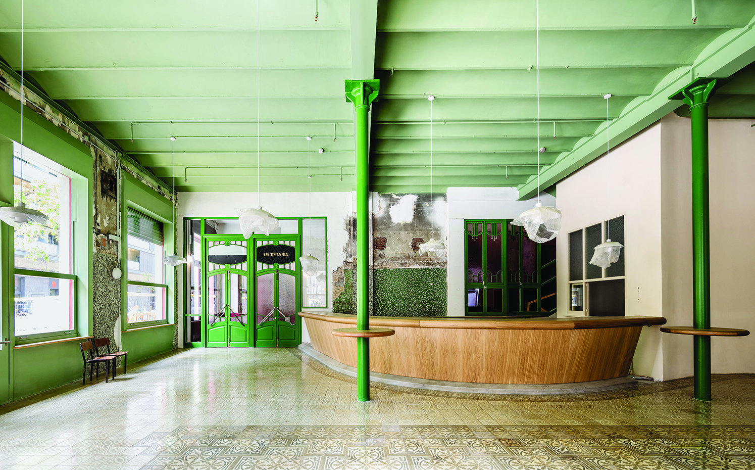 El estudio Flores&Prats imprimió grandes dosis de color para darle una nueva vida al espacio. Primera edición de Living Places - Premio Simon de Arquitectura