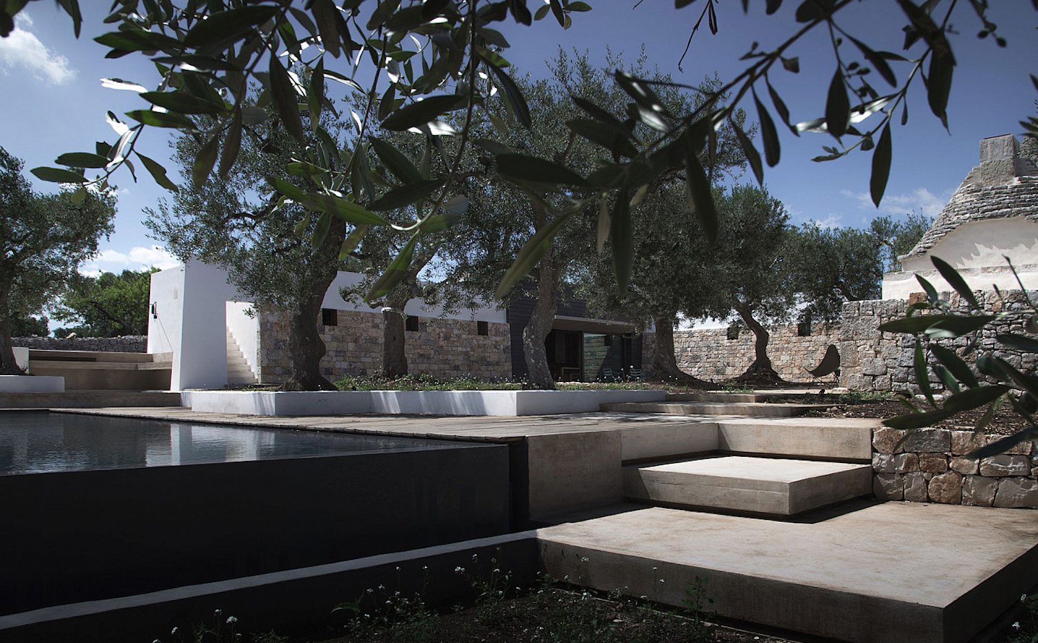 jmg house2. El jardín está surcado por senderos integrados en la propia arquitectura de la vivienda