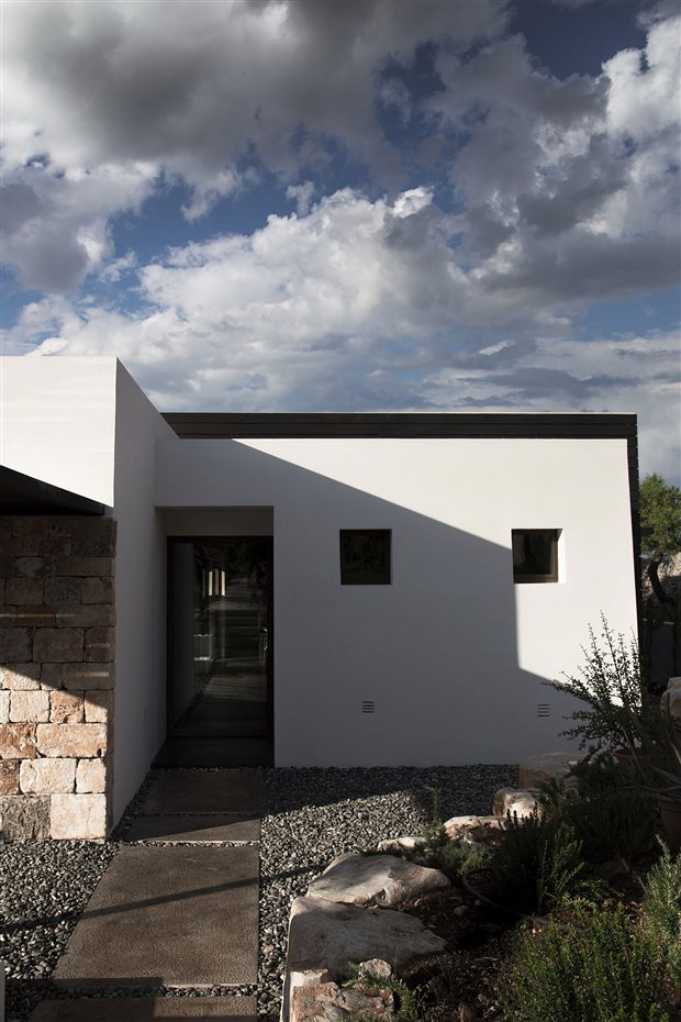 jmg house4. Entrada a la vivienda por un suelo de grava negra