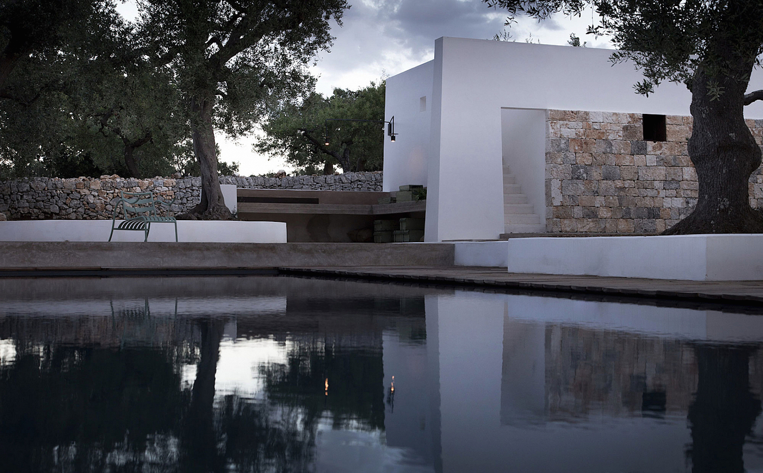 jmg house6. La piedra local con la que se levantaron los muros que delimitan la finca se exhibe en partes del nuevo edificio como si fuera un antiguo recinto rural
