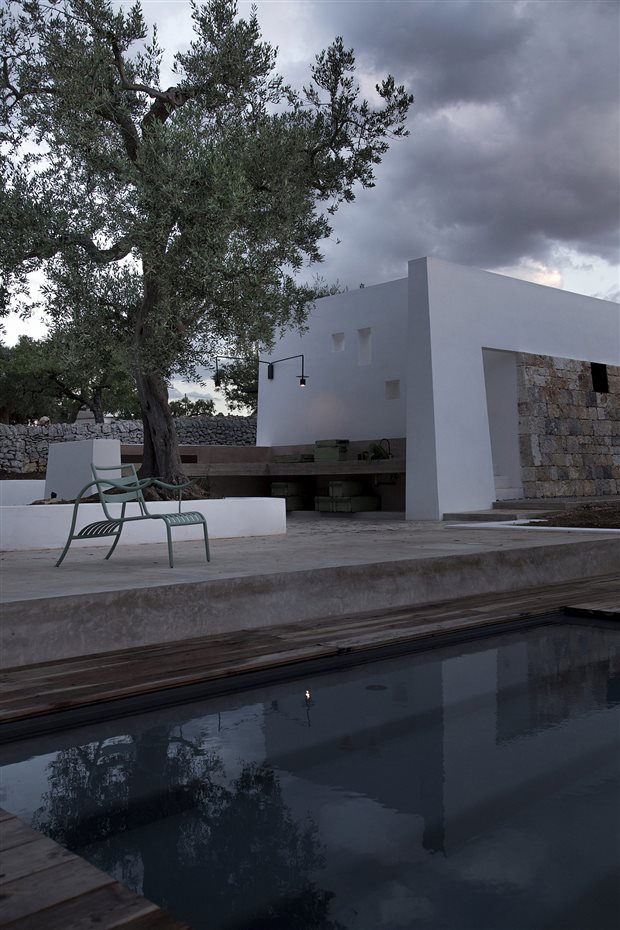 jmg house7. La piscina 'infinity' está contorneada con madera de alerce, piedra y hormigón alisado a mano