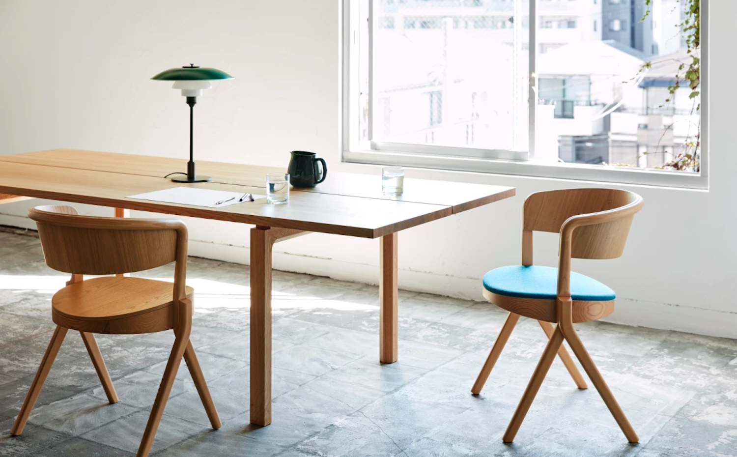 taiyou1. Mesa Horizon, con una hendidura en medio para que pasen los cables, y sillas Keystone, de corto asiento