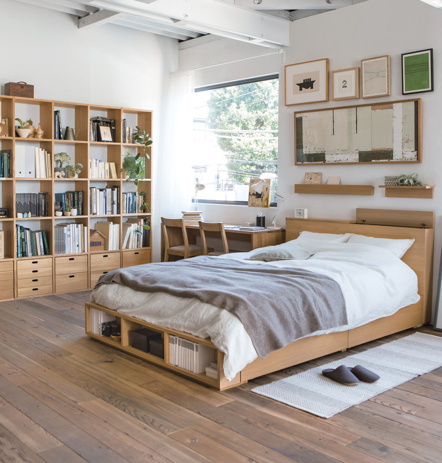 bedroom. Base de cama con librería incorporada, de Muji