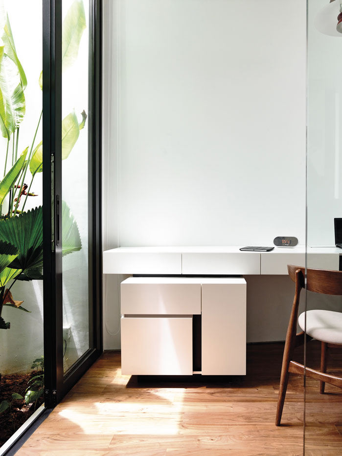 e7af8b2a-7888-420d-b2ba-b4d904c31917. Mueble multiusos con ruedas lacadas en blanco para ir bajo una mesa o un escritorio