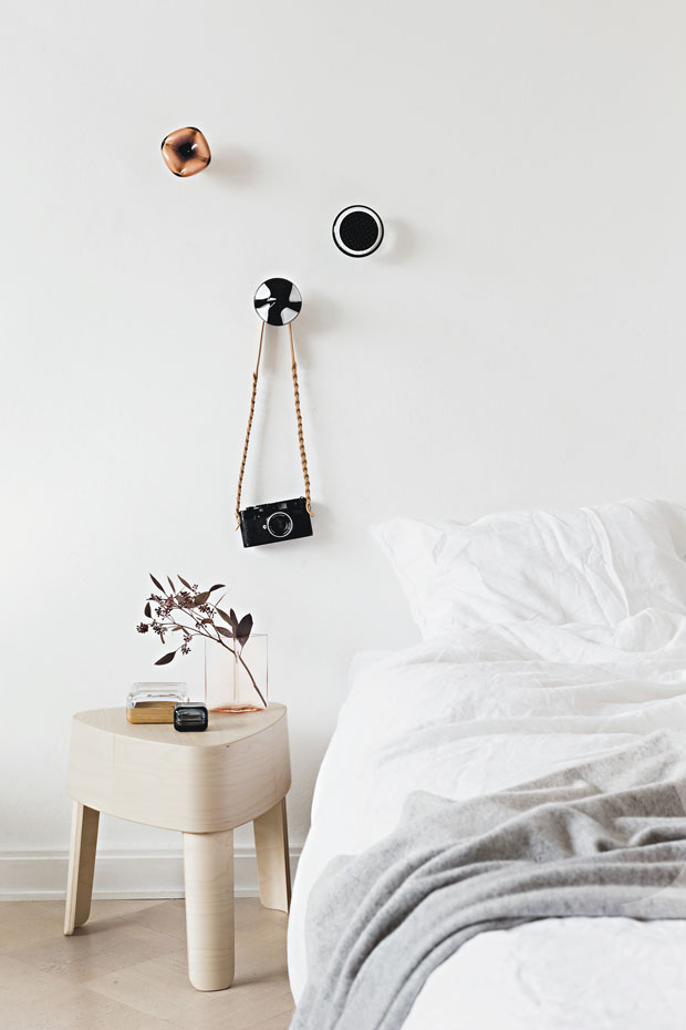 IittalaInterior20151 JPG. Colgadores Aarre, de vidrio soplado, diseñados por Markku Salo, Anu Penttinen y Aalto+Aalto para Iittala