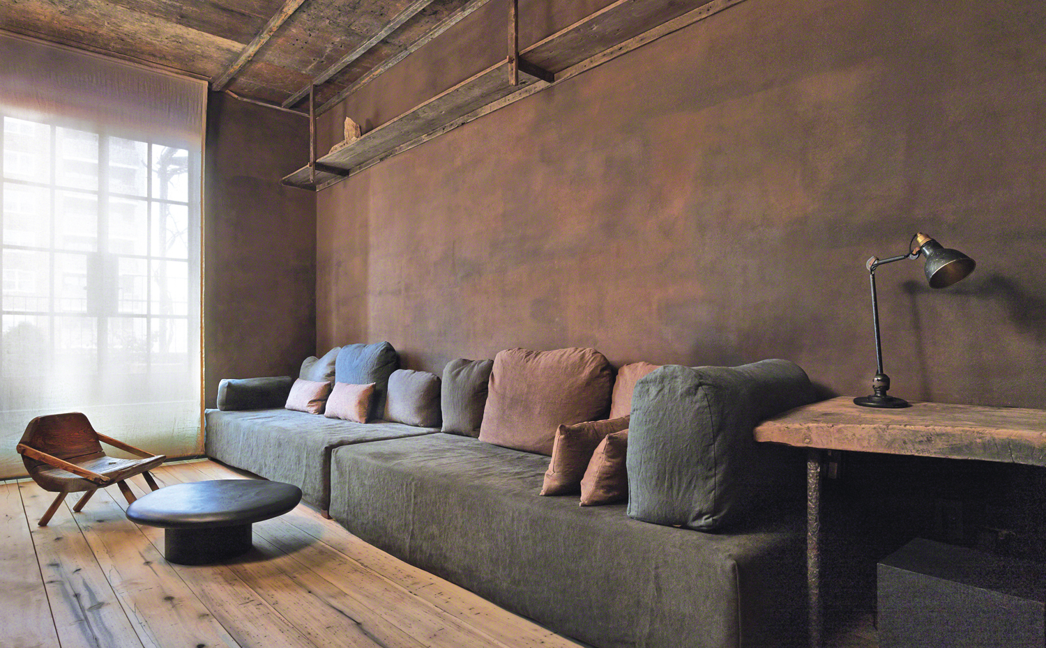 TribecaPenthouse7. El diseño sostenible está presente en todos los espacios. Materiales como la piedra, el acero y la madera reciclada fueron cuidadosamente seleccionados y cuidadosamente utilizados en todas las habitaciones