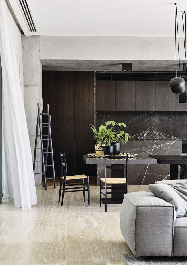 Pavimento de piedra de gran formato en la casa Toorak, del estudio Workroom