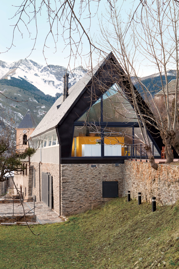 00312481. La solidez y el arraigo de la arquitectura vernácula impelió a conservarla tal como era, de modo que la envolvente original de la edificación no ha variado. La cubierta, sin embargo, se encontraba en pésimo estado, y en ella se optó por aplicar un lenguaje plenamente contemporáneo