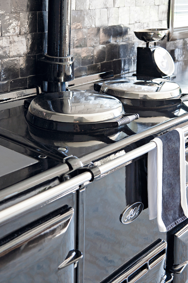 00373186. La cocina, modelo Edición Especial Aga 2000, encaja perfectamente en el ambiente retro con su color negro brillante y sus detalles cromados