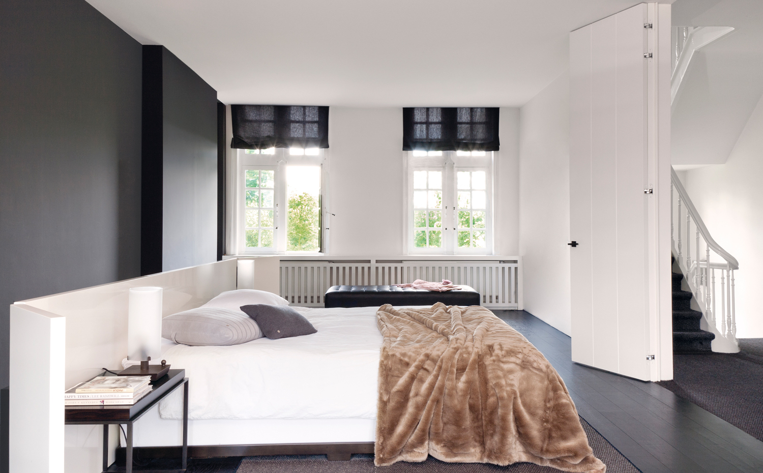 00373193. La cama del dormitorio principal es el modelo Wanda, diseño de Romeo Sozzi para Promemoria, al igual que las lámparas de sobremesa Marguerite. Lencería, de 3 Suisses