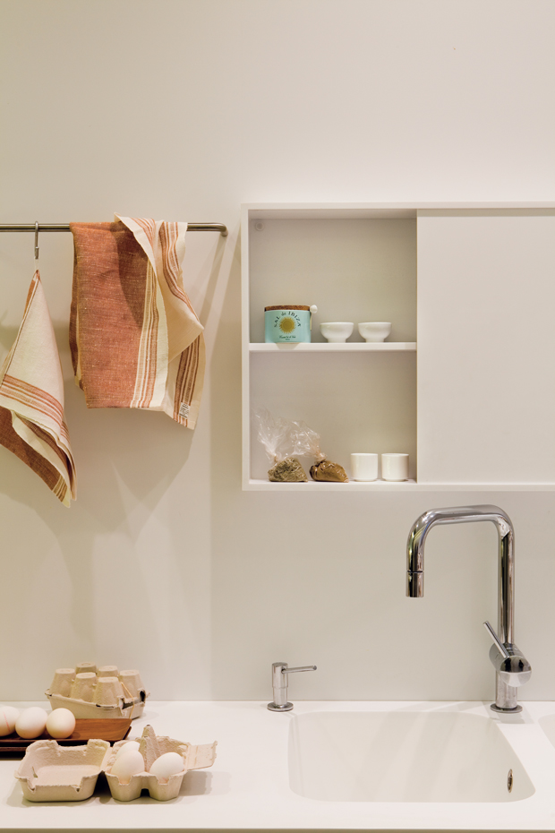 00375274. El mobiliario integral de la cocina es de Delola Cocinas. Grifería Minta, de Grohe