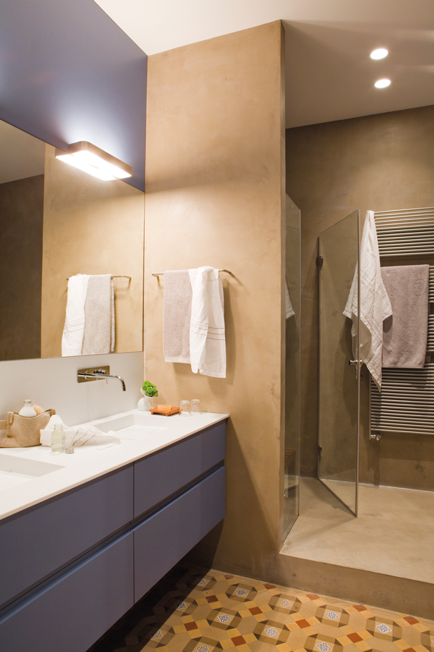 00375278. Lavamanos realizado a medida. El mueble bajo lavabo es de DM lacado. Grifería Light, de Fonte Paffoni. Toallas de lino Ecuador, de Teixidors