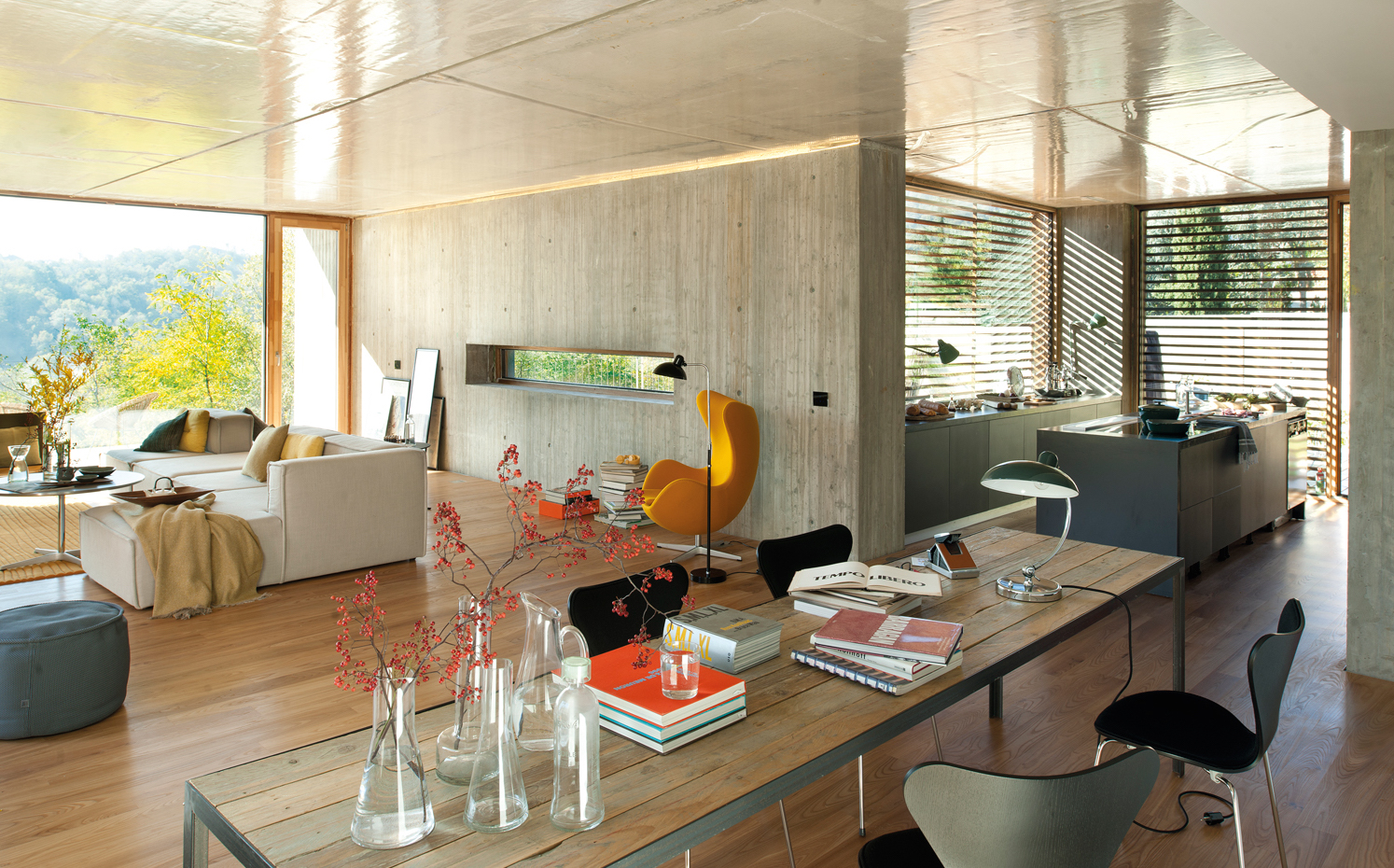 00375316. Sobre la mesa del comedor, jarrones de cristal, de Operart. Sillas serie 7 Hallingdal, de Arne Jacobsen para Fritz Hansen