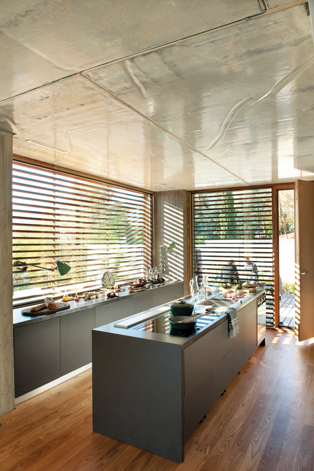 00375317. El mobiliario integral de la cocina es un diseño del arquitecto, realizado con DM lacado negro. Sartén y olla Copco, diseño danés de Michael Lax