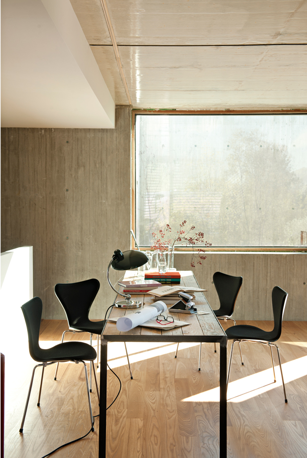 00375318. La mesa de comedor, con estructura de acero y sobre de madera de pino, es un diseño del arquitecto. Lámpara de sobremesa Kaiser-Idell, de Christian Dell para Fritz Hansen