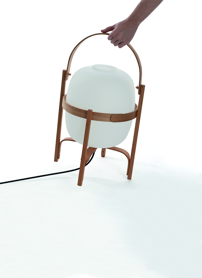SANTACOLE LAMPARAS DE SOBREMESA Cesta Masia  Carme 1. El modelo Cesta (1962) es el diseño más icónico de Miguel Milá. Forma parte de una familia que se completa con las lámparas de sobremesa Cesta Metálica, Cestita y Cestita Metálica y el aplique de pared Wally, todas editadas por Santa & Cole