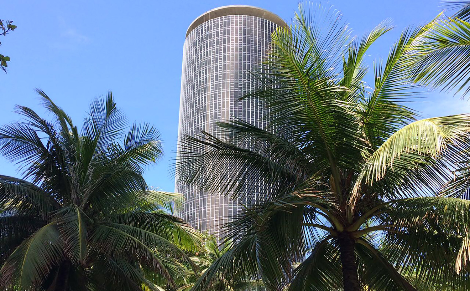 El hotel Nacional de Niemeyer se eleva 33 pisos. Su azotea sirve de helipuerto