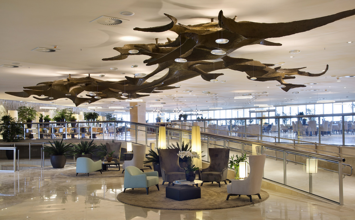 Una gigante escultura de madera de Pedro Corrêa de Araújo vuelve a colgar del techo del vestíbulo del hotel Nacional de Rio de Janeiro de Niemeyer