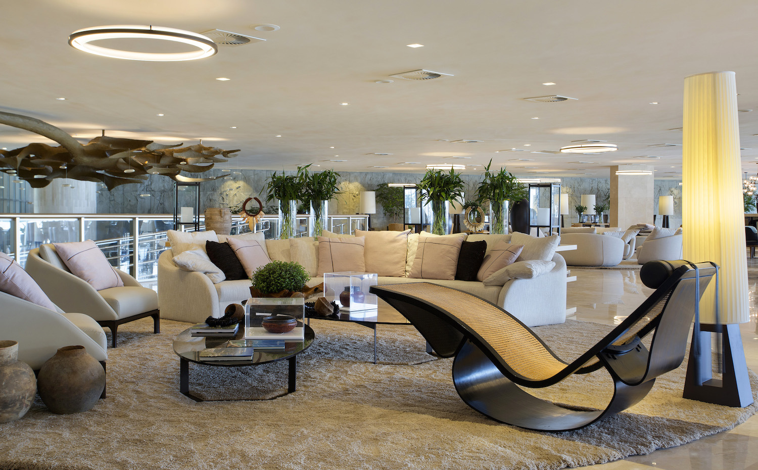Entre el mobiliario destaca esta chaise longue del propio Niemeyer en el hotel Nacional de Rio de Janeiro