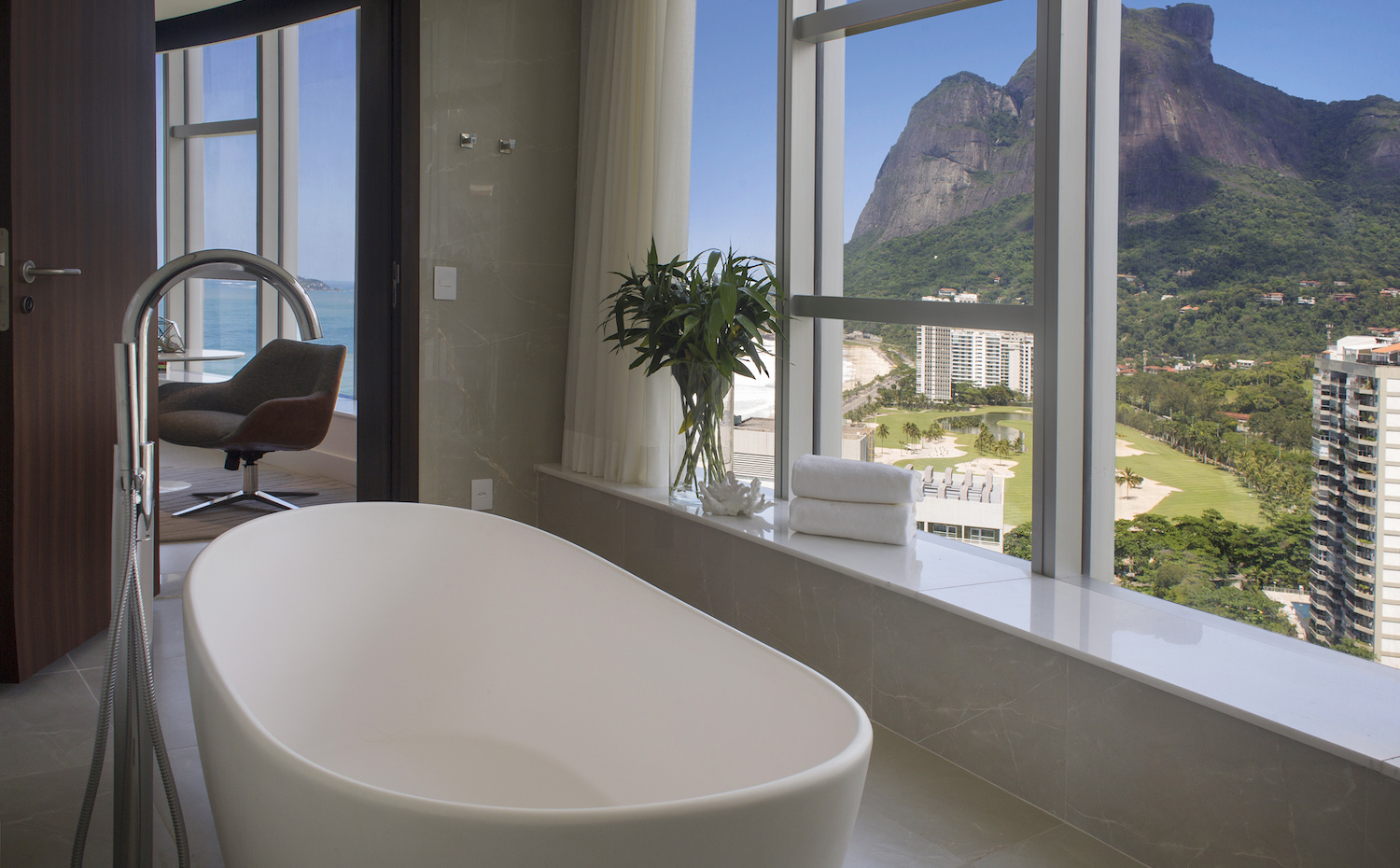 Baño sobre el barrio de São Conrado, que recupera su antiguo esplendor gracias al hotel Nacional de Rio de Janeiro de Niemeyer