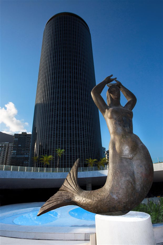 Una enorme escultura de una sirena de Alfredo Ceschiatti preside la entrada del hotel Nacional de Rio de Janeiro de Niemeyer