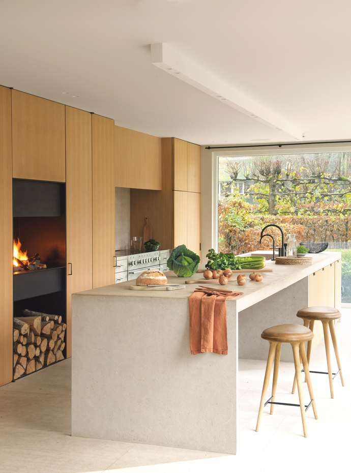 00421880. Los muebles de cocina son un diseño de Marc Merckx, realizados a medida con madera de roble y piedra natural procedente de Egipto. Taburetes Mater High School, de Mater