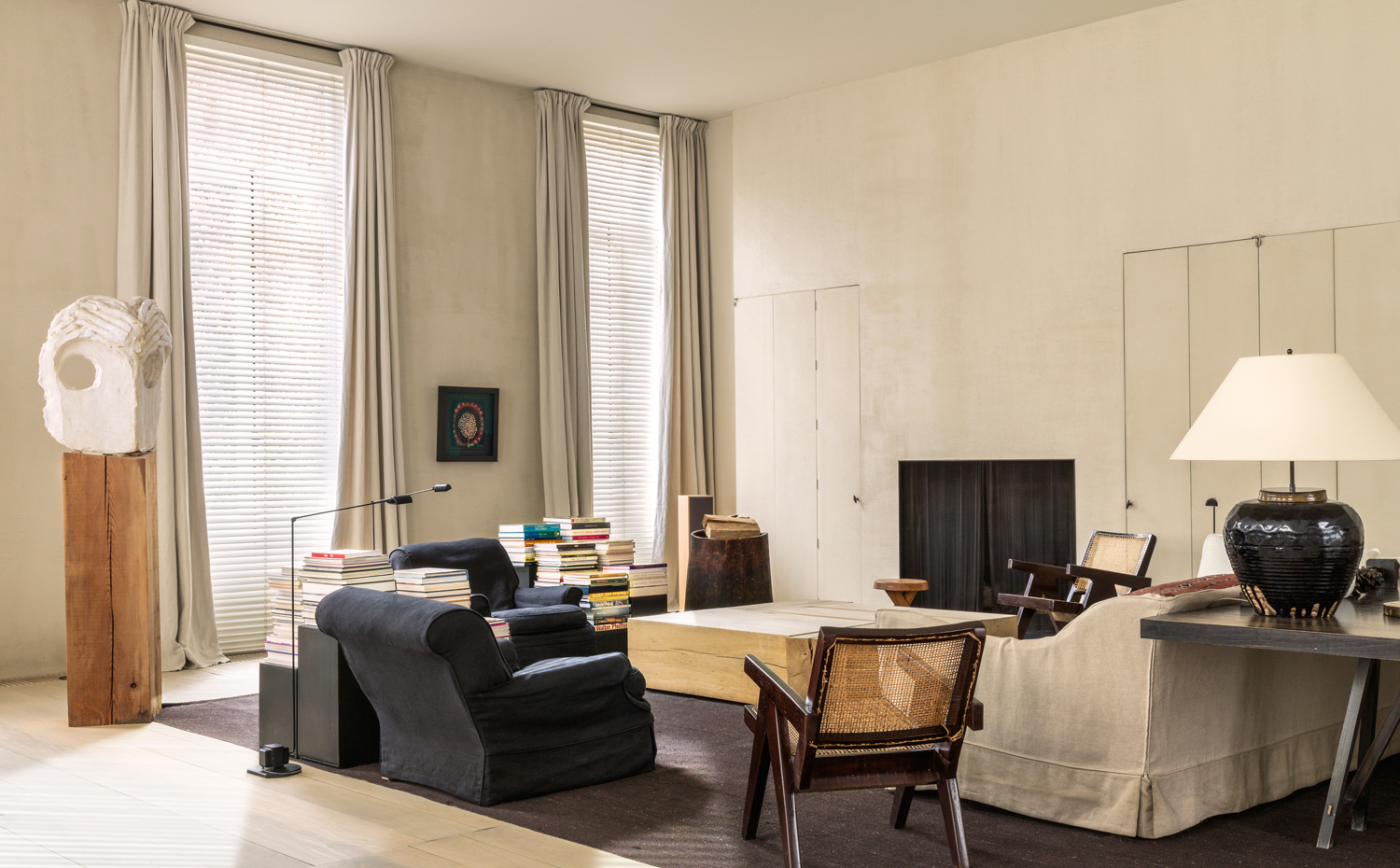 00439581. Todo en esta casa revela elegancia: la mesa de roble sin adornos, las ventanas que van de suelo a techo, vestidas con cortinaje de lino... Las sillas con brazos y asiento y respaldo de rejilla son de Pierre Jeanneret, colaborador de Le Corbusier