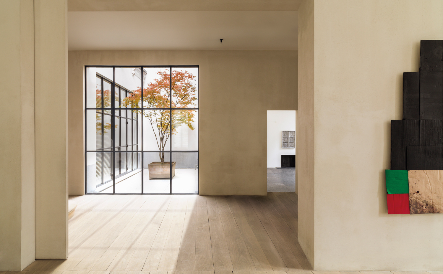 00439635. Van Duysen descubrió en la vieja casa un pequeño patio central que pintó de blanco brillante y cerró con cristaleras para que la luz iluminara las habitaciones adyacentes. En el centro, un arce japonés