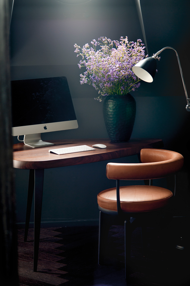 00440685. La mesa Mexique y la silla Indochine son un diseño de Charlotte Perriand editado por Cassina. Lámpara de pie Bestlite, de Gubi