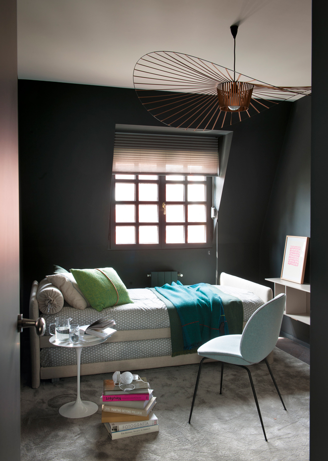00440688. Cama Duetto, de Flou; mesitas Tulip, de Knoll, y lámpara Vértigo, de Petite Friture
