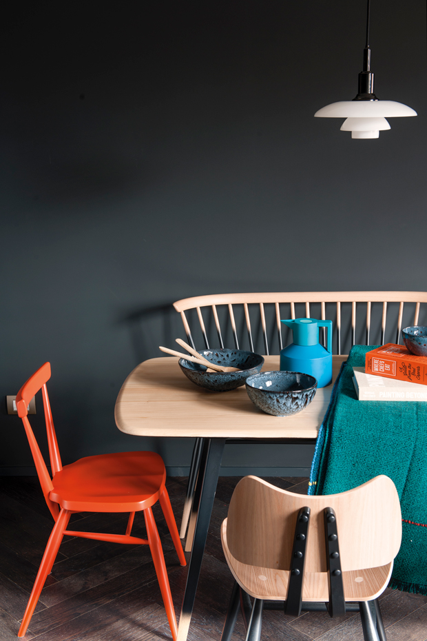 00440690. La mesa de madera maciza y el banco Love Seat pertenecen a la serie Originals, de Ercol. Lámpara PH 3/2, de Poul Heningsen para Louis Poulsen. Cerámicas artesanales, de El Oficio