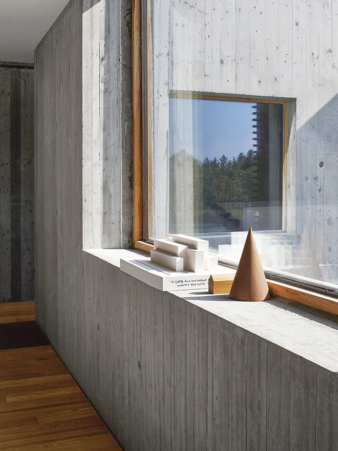 Casa B&B Italia 01. La repisa de la ventana se adorna con figuras de madera que contrastan en forma y volumen
