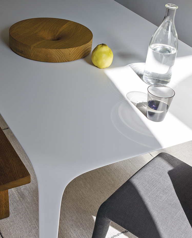 Casa B&B Italia 04. Detalle de la mesa Link, realizada en Cristalplant, de Jakob Wagner para B&B.