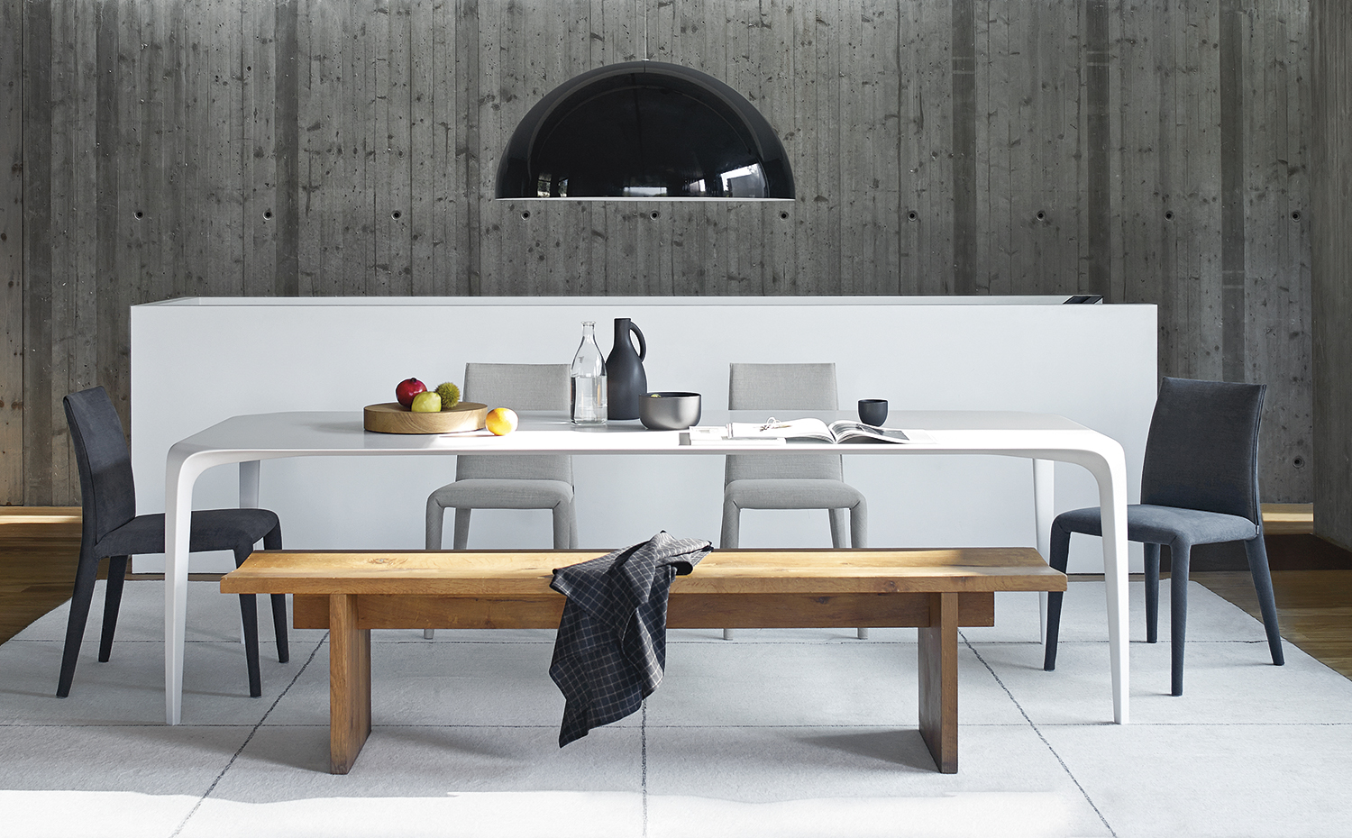 Casa B&B Italia 05. Para el comedor, se ha escogido la mesa blanca Link, de Jakob Wagner, acompañada de las sillas Vol au Vent, de Mario Bellini. Todo es de B&B Italia