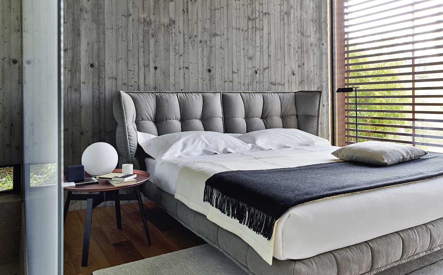 Casa B&B Italia 06. La cama Husk de Patricia Urquiola para B&B, de superficie acolchada, aporta sensación de confort