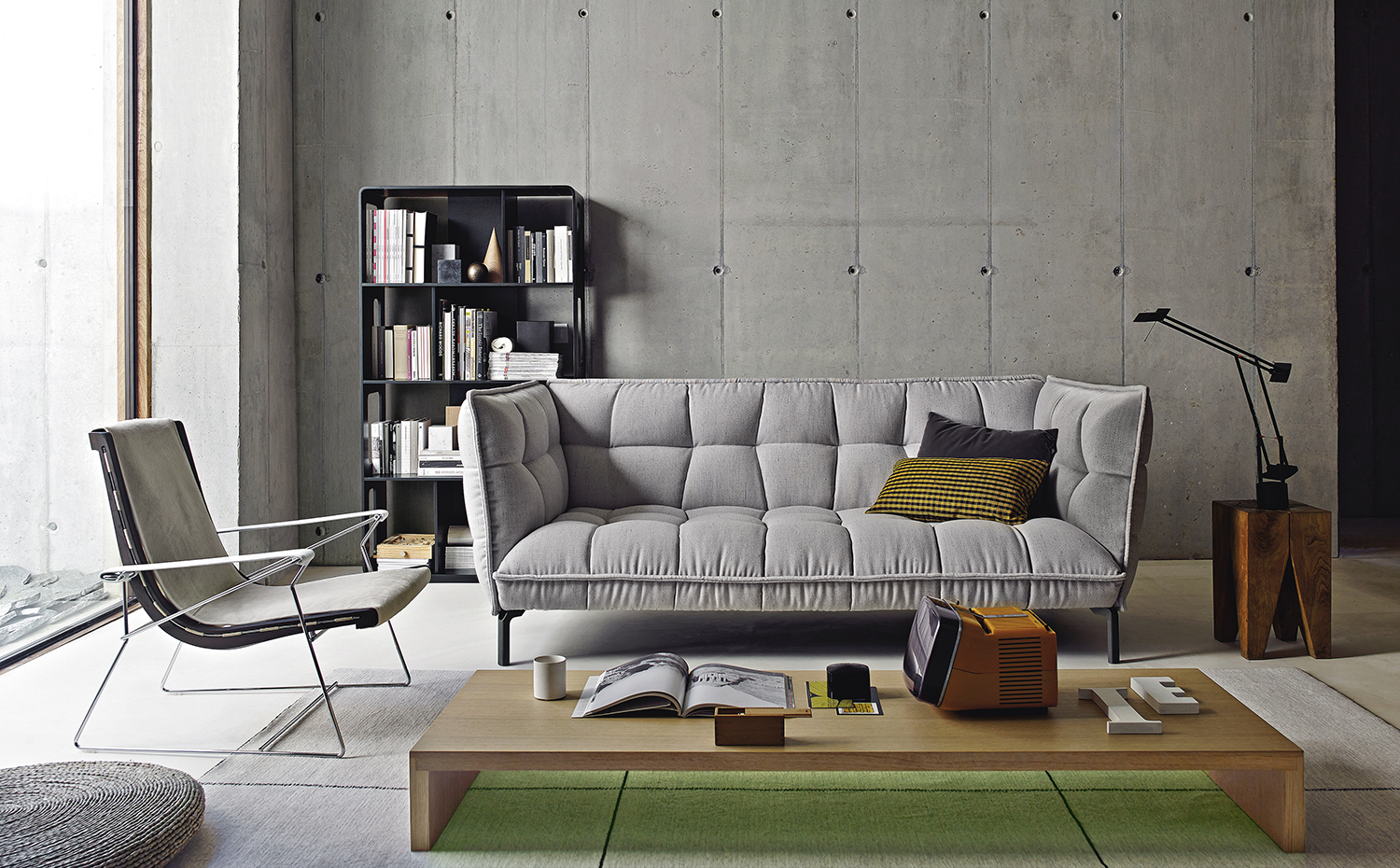 Casa B&B Italia 07. En el estar, butaca J.J., de Antonio Citterio y mesa de centro Pab, de Studio Kairos. Ambos, de B&B Italia. El televisor portátil es otro icono del diseño contemporáneo, el modelo Brionvega Algol, de Marco Zanuso y Richard Sapper