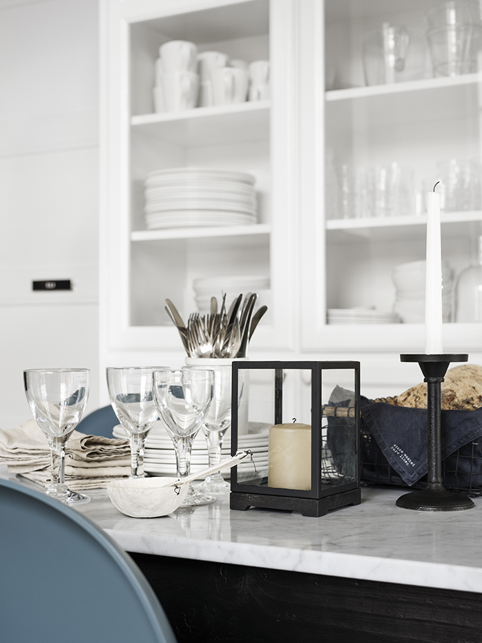 En casa de H&M 01. El office cuenta con un tradicional aparador pintado de blanco en el que guardar toda la vajilla, escogida en el mismo color. Blancas son también las baldosas que recubren las paredes