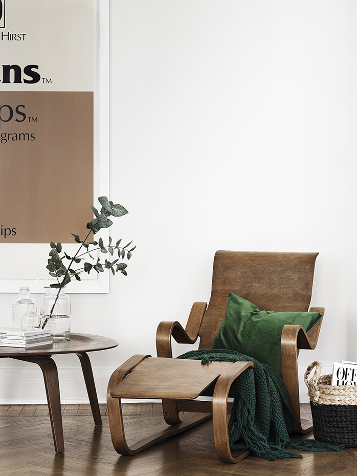 En casa de H&M 06. Butaca de madera de la colección de muebles 'mid century' de la diseñadora y mesa Eames Molded Plywood, de Herman Miller 